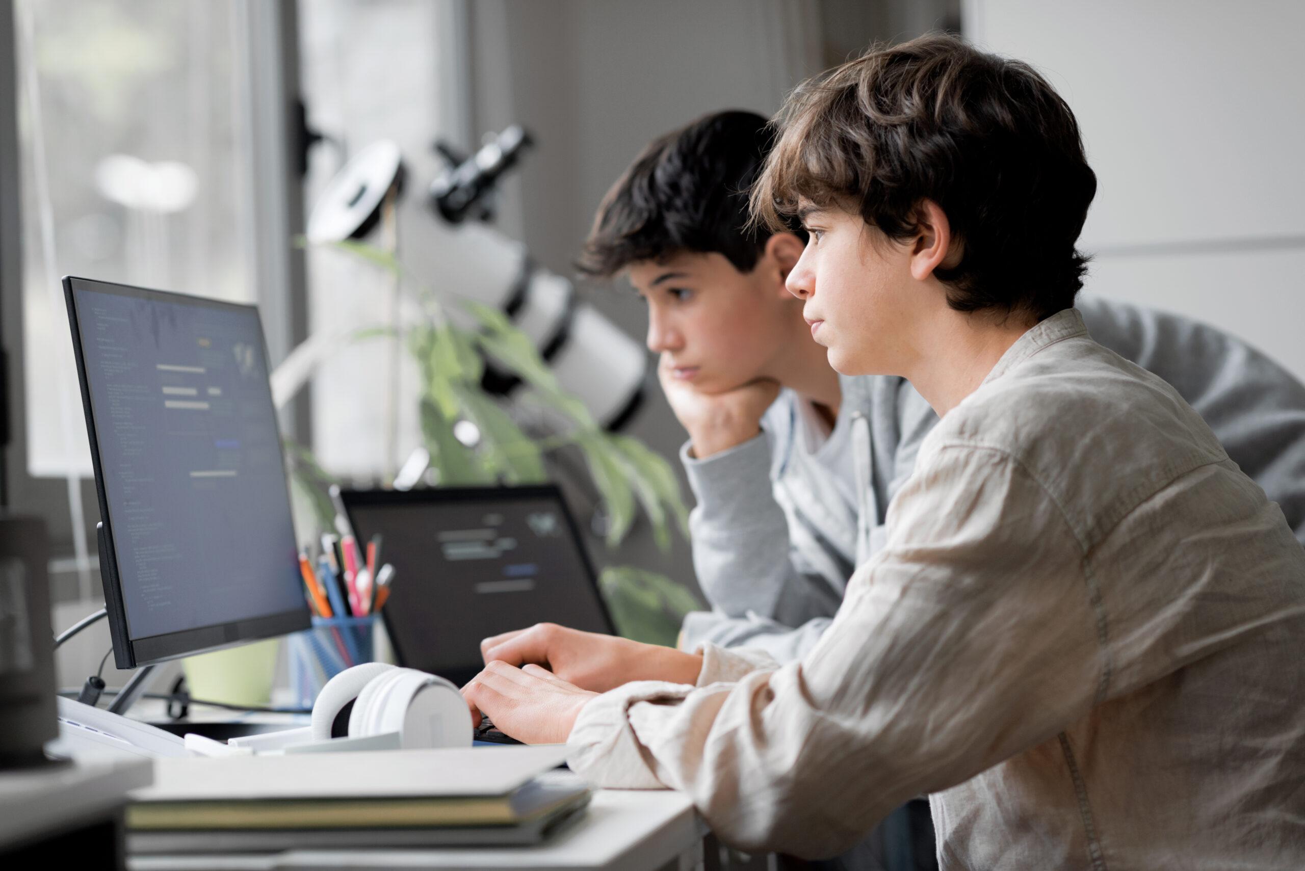 Students using computers in the lab