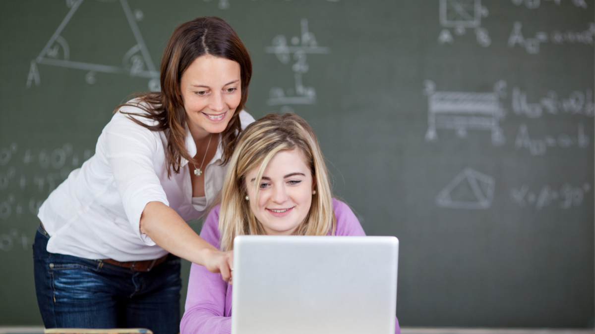 lehrerin und schülerin am computer